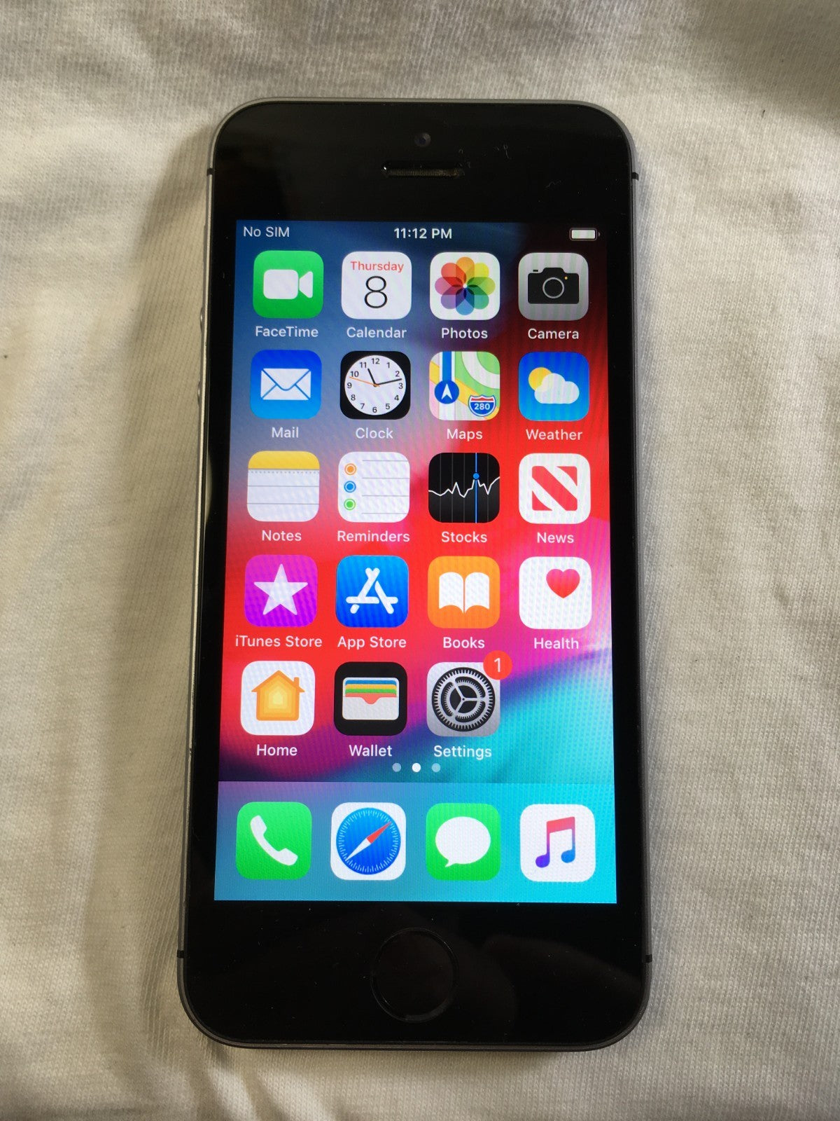 Apple iPhone SE 32GB - Space Grey Unlocked - EXCELLENT 9/10!